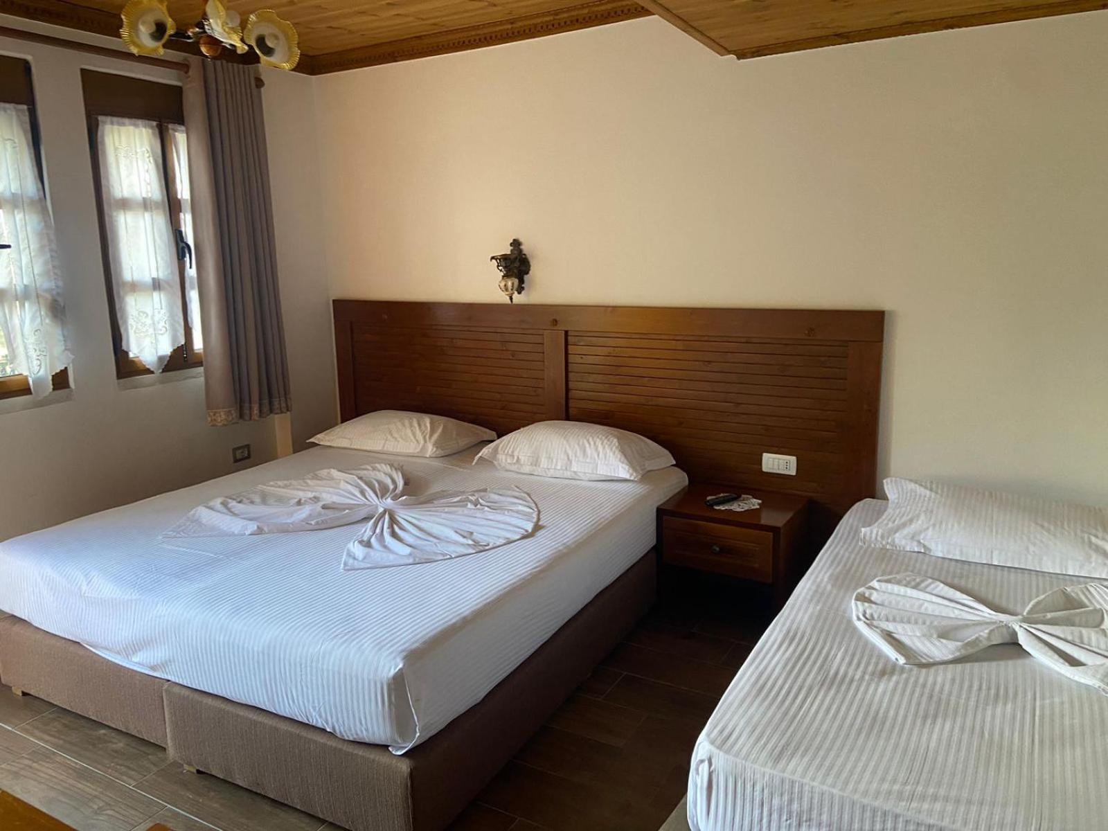 Hotel Praga Gjirokastër Buitenkant foto
